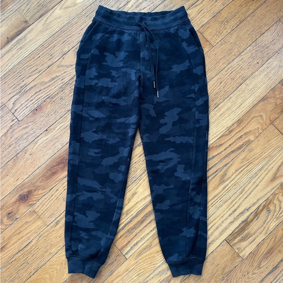 Lululemon Scuba High Rise Jogger Fleece 28” in Heritage 365 Camo Size 4 - Picture 4 of 8